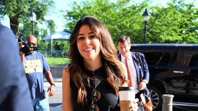 翁虹|坎耶因“仇犹”言论被品牌封杀，同时德普的著名女律师拒之门外