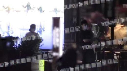 关晓彤|真情侣就是甜！鹿晗关晓彤情侣装庆生被拍！网友分享庆生餐厅！