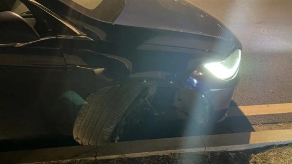 特斯拉被曝加速、刹车失灵 司机用车身摩擦护栏2公里才停下