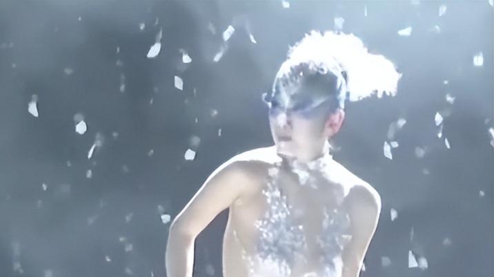 杨丽萍|64岁杨丽萍片场扛摄像机，双手叉腰气场强大，知名男星躺地上指导