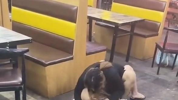 女子酒后和闺蜜battle，借着酒劲将其摁在地上