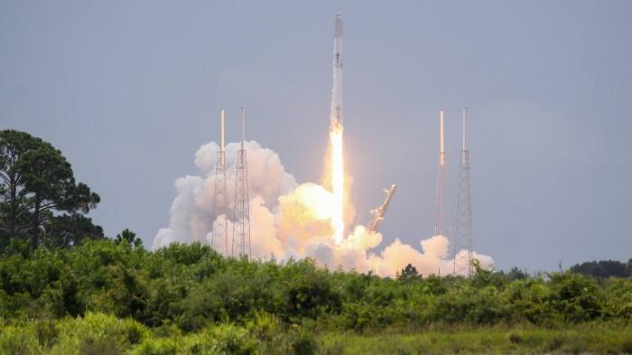 网易|SpaceX成功向近地轨道发射53颗星链互联网卫星