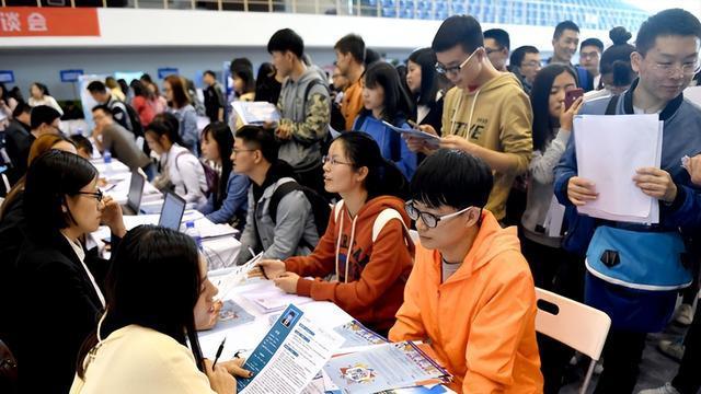 |“新式啃老”的现象出现，家长不自知还到处炫耀，最后都后悔了