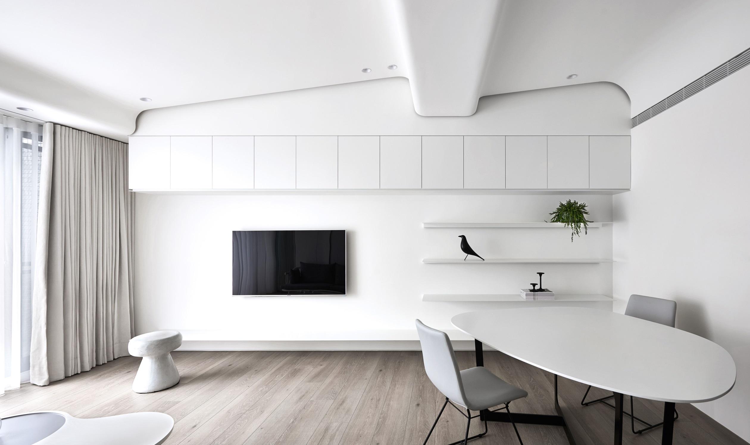 电视机挂墙和放桌上，哪个更好？