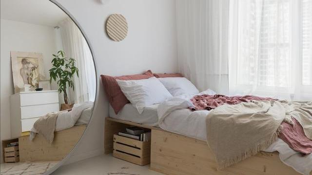 住在25平的房子里是什么体验？巧用镜子和家具，小公寓装出大空间