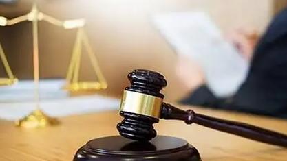 浙江台州，男子在安装粉碎机时手臂被绞，要求废品站老板赔偿25万