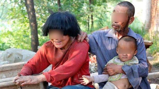 60岁男子交往22岁女友，住在一起生活7年，邻居：真是老当益壮