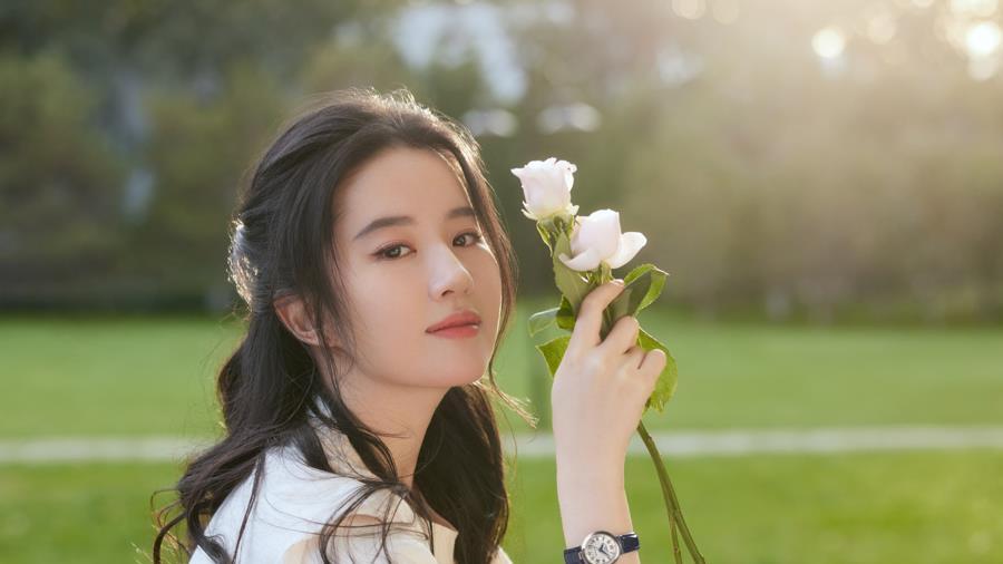 刘亦菲|刘亦菲晒夜间骑车随拍，配文：溜达一圈，这素颜状态也太好了