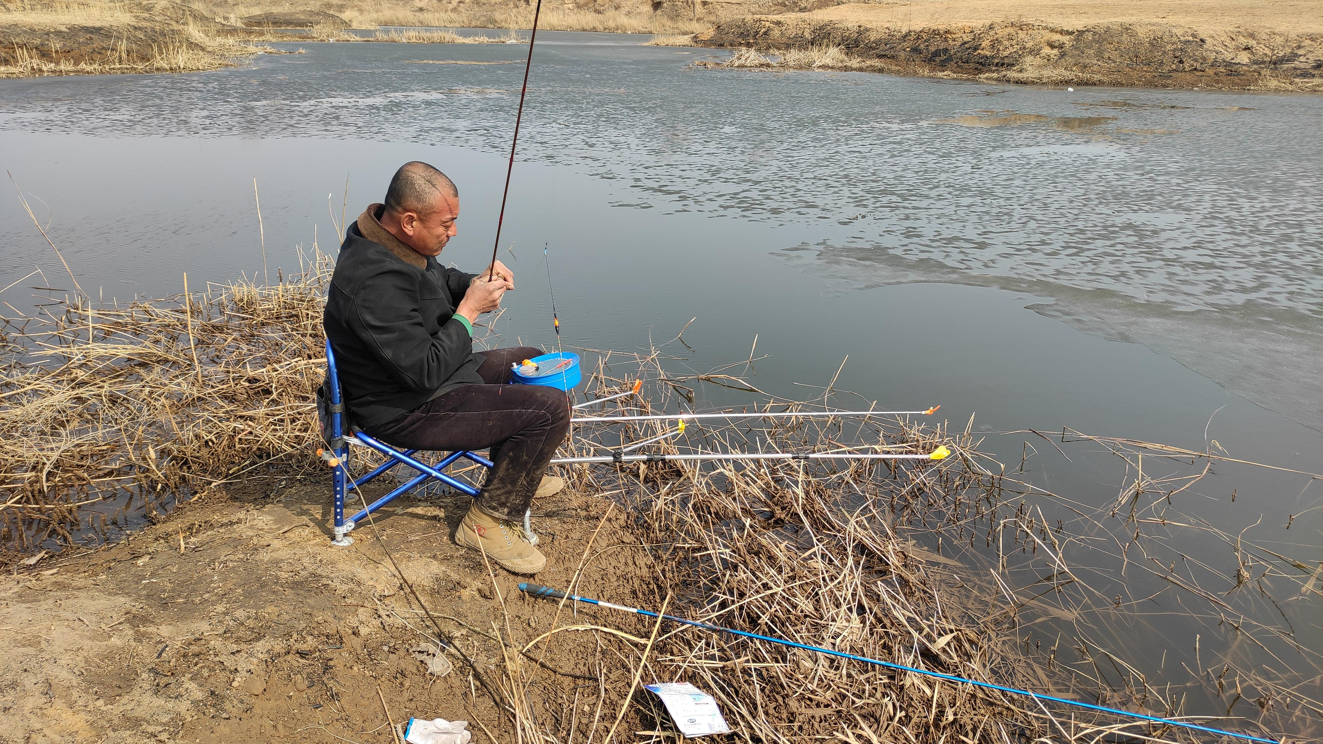 大板|冬季野钓大板鲫，蚯蚓和红虫效果都不好？大师都推荐这两种活饵