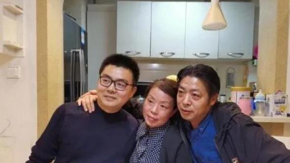 律师|许敏律师外出钓鱼，鱼被网子捞起暗示一网打尽，网友：天要亮了