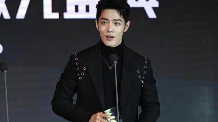 肖战|肖战身着笔挺西装帅气登场，却在活动现场一直发呆，网友直呼可爱