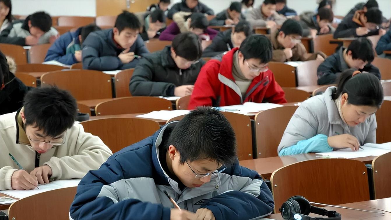 招聘|河北一公务员岗位报考遇冷，学历要求并不高，学生却被备注劝退