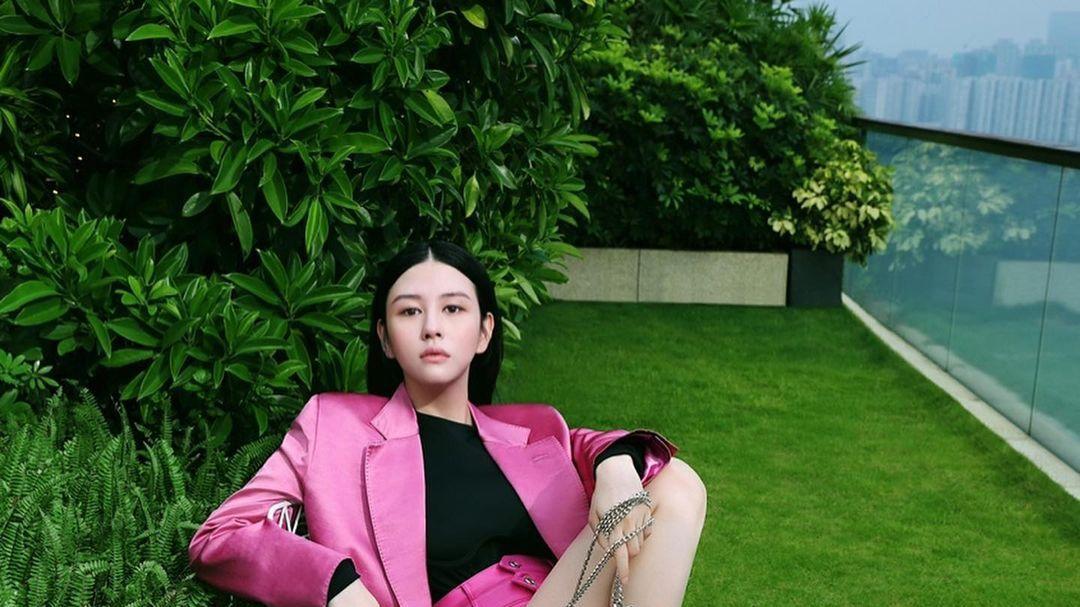 沈月|邱淑贞女儿沈月霸气晒长腿线条，「最美星二代」时尚行头换不完