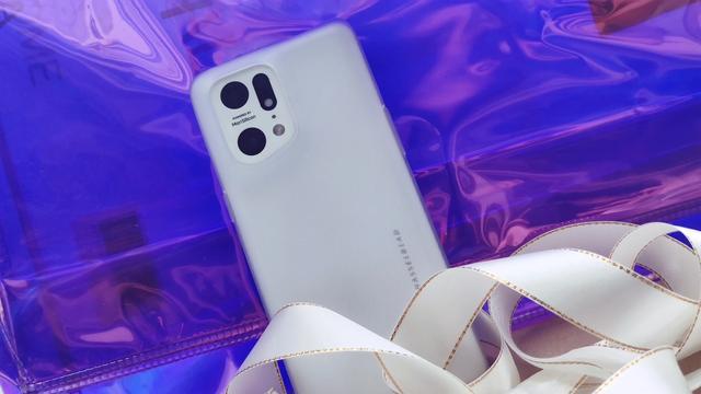 小姐姐|公司小姐姐手机换新，推荐了这两部，你们觉得哪个更值得买？