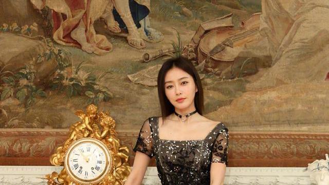 秦岚|“鳄鱼皮”的蕾丝连衣裙，秦岚女神的花样年华，网友：迷人！