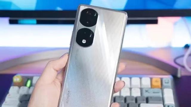 华为荣耀|上市仅一个月，12+256GB跌至2499元，荣耀稳了！