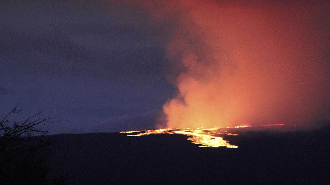 世界上最大的夏威夷活火山在38年后爆发, 顶部熔岩喷发!
