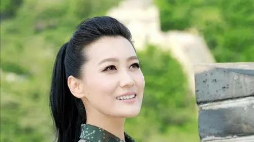 谭晶|军旅歌手谭晶：嫁大9岁科学家老公，生双胞胎女儿，45岁生活美满