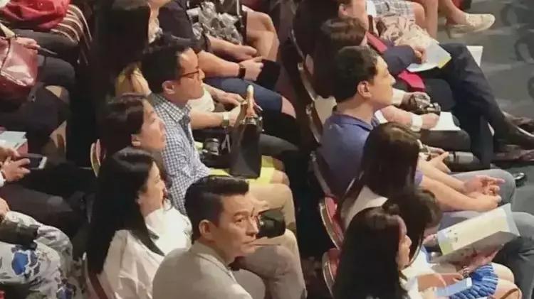 刘德华|刘德华：去女儿学校开家长会，与其他家长坐一起，没一点明显架子