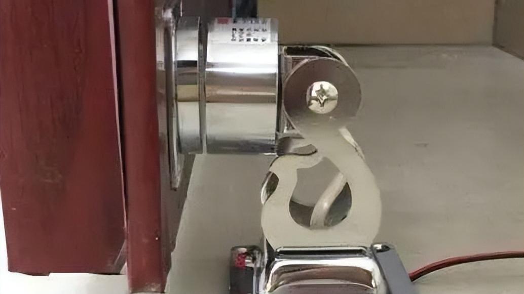 门吸安装千万别装在这个地方，若是工人做错，让他拆了重装