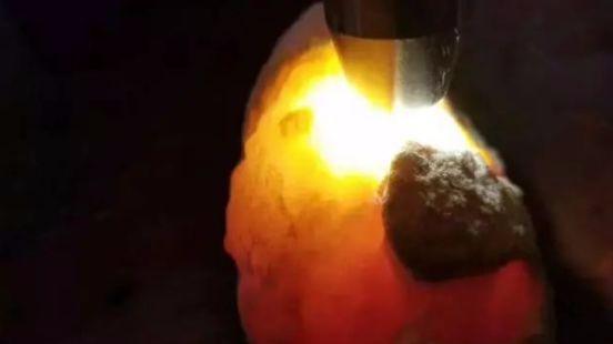 雕刻|一块580克的黄翡毛料，打灯透得像蜜糖一样，让人忍不住想吃一口