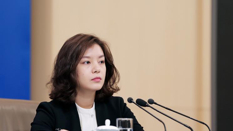 翻译|小学生神似翻译张京，真是美人胚子，某些网友却像得了“红眼病”