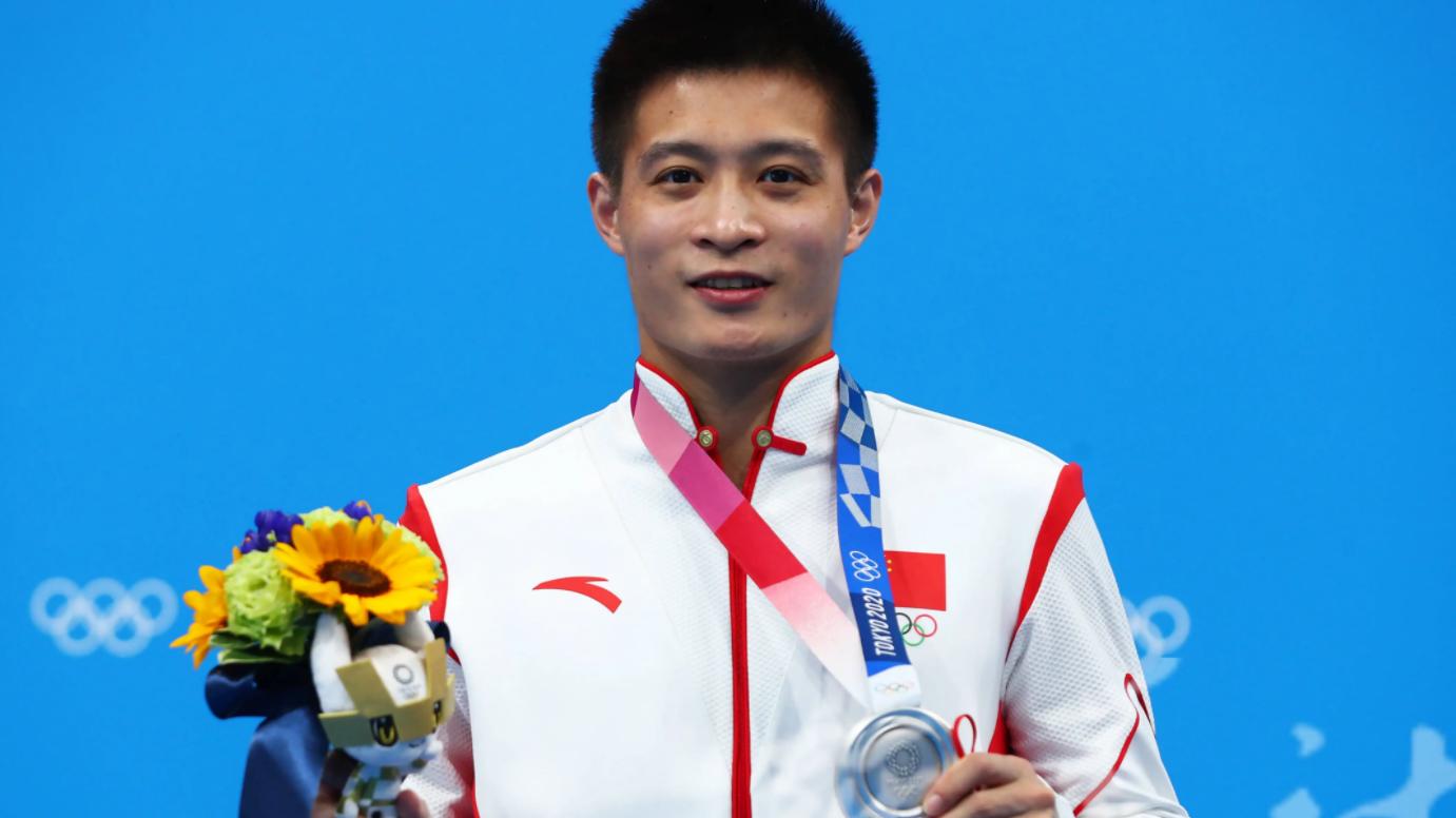杨健|中国跳水世界冠军罕见炸鱼！裁判打4.5分，三跳力挽狂澜，排名第1