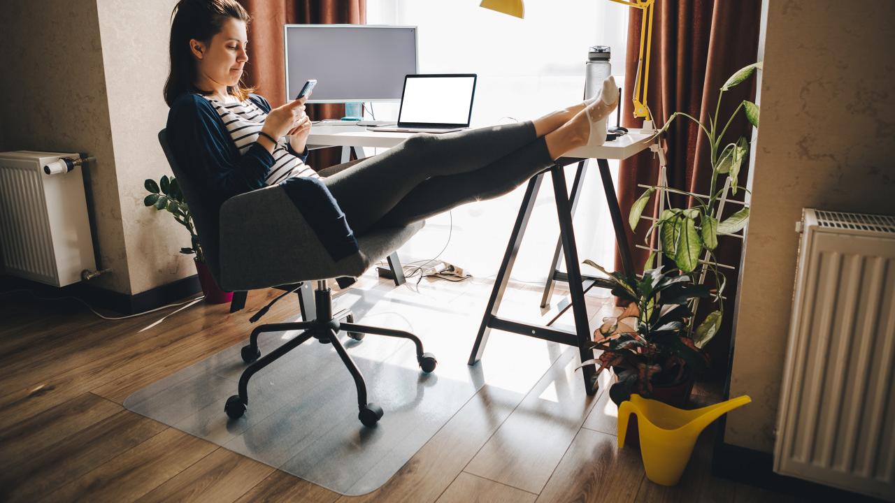 |居家打工年入800多万，一共五份全职工作，他还有时间打游戏