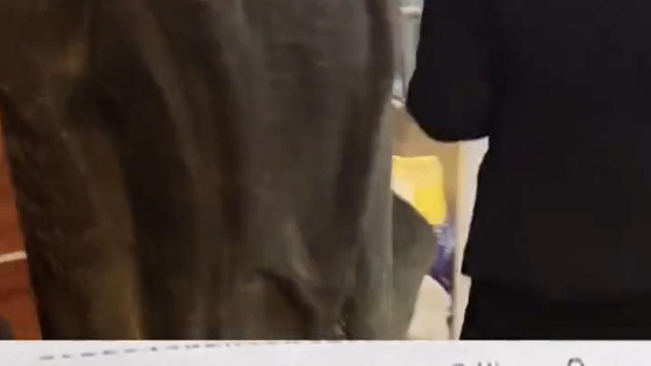 男子到餐厅消费时，商家将蟹与篮筐一起计算重量收费