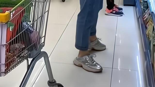 一女子坐在购物车里让老公推，同事见到后，趁不注意把购物车推走