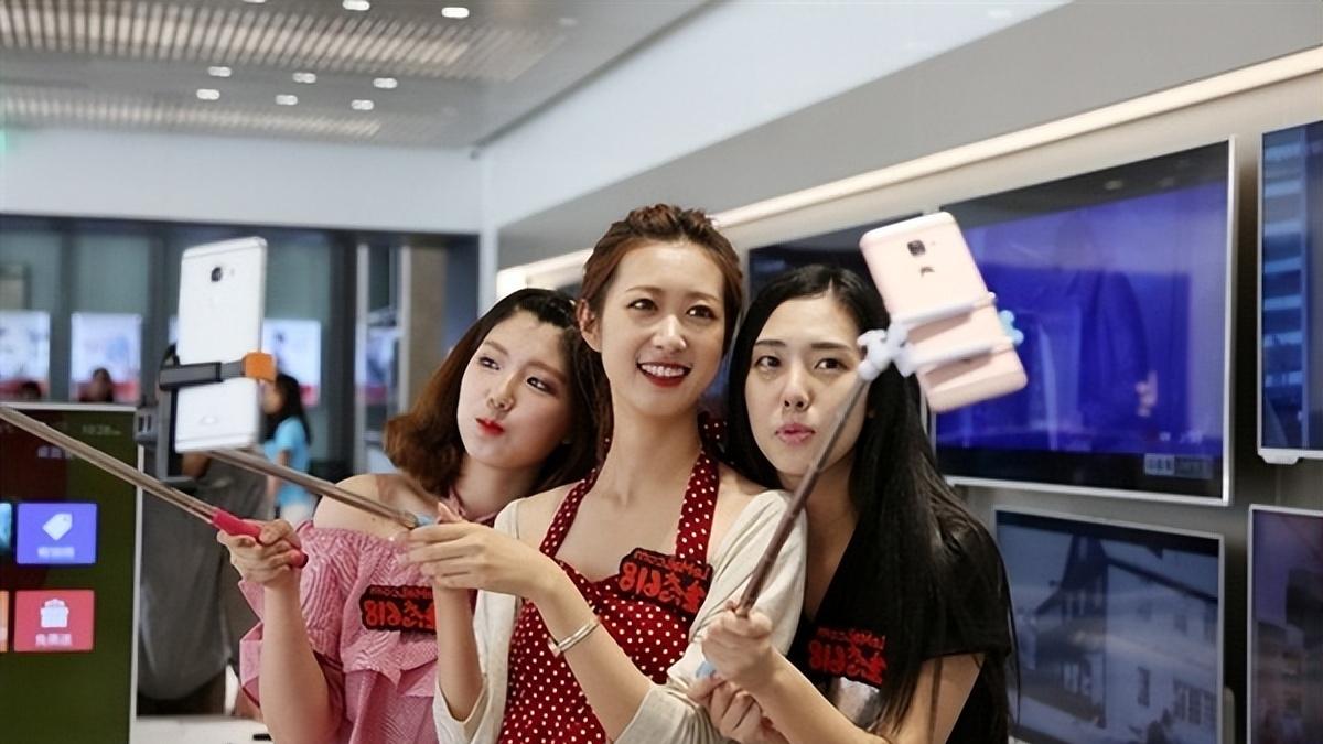 陈岚|向太陈岚下场直播，第一场就卖了3亿，广东夫妇道出直播赚钱真相