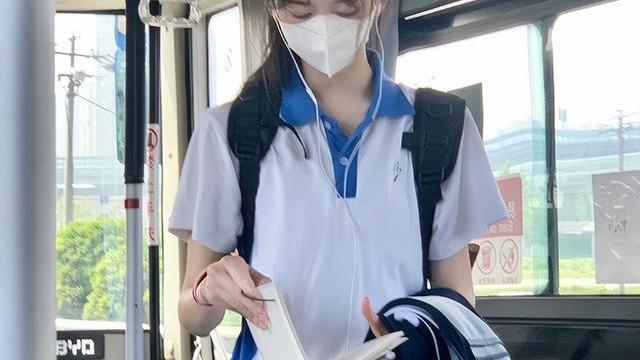 公交车上因颜值走红的美女学生，被质疑真实身份，网友：颜值太高