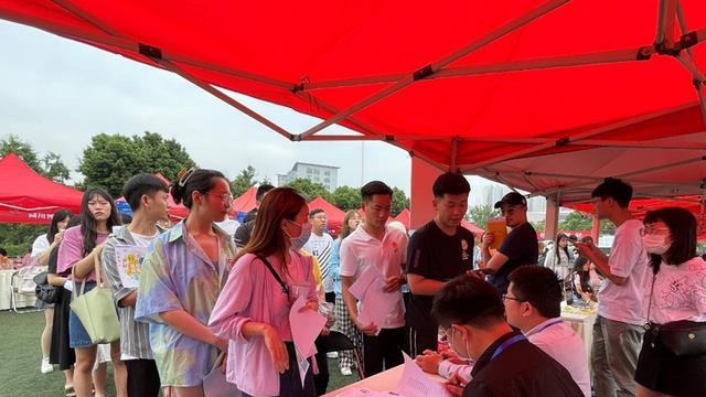 阿迪达斯|一个国企开始校园招聘，六险二金月薪过万，不要紧盯着公务员岗位