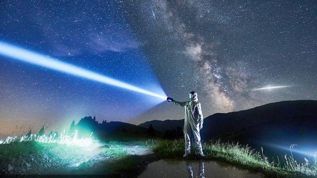 打开手电筒，朝着天空照射1秒后，发出的光能不能飞到宇宙边缘？