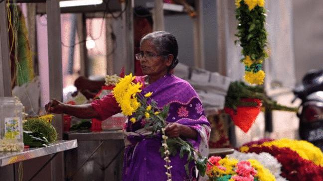 ?印度“水妻”处境悲惨，不但要忍让原配，还要为丈夫“取水”