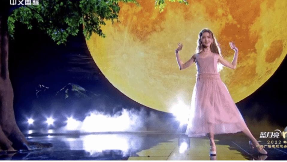 中秋晚会|中秋晚会：宋佳辛柏青《人世间》很有看点，童瑶穿旗袍很惊艳
