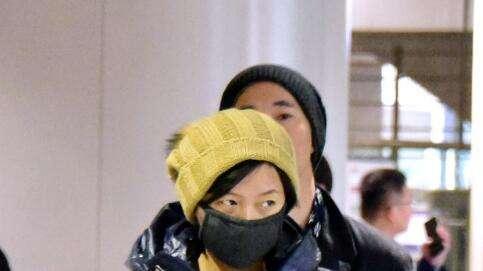 徐静蕾|徐静蕾美国被偶遇，穿百元上衣腰身臃肿，路人镜头下年龄感很真实