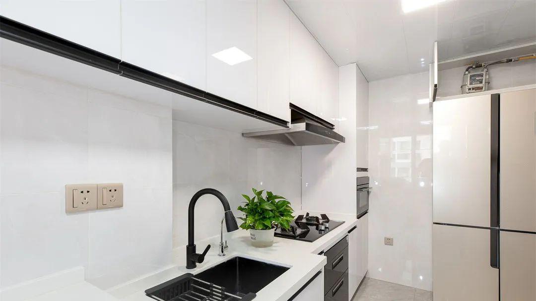 75平两居室，色彩清爽明亮，点线面优雅的组合，打造敞亮舒适的空间