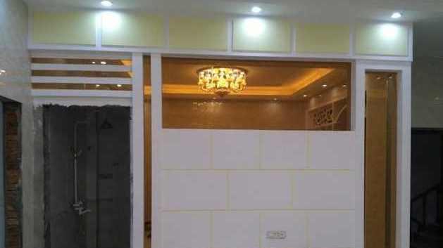 熟人装修新房中，120平全包8万，看到吊顶我当场就翻脸了！