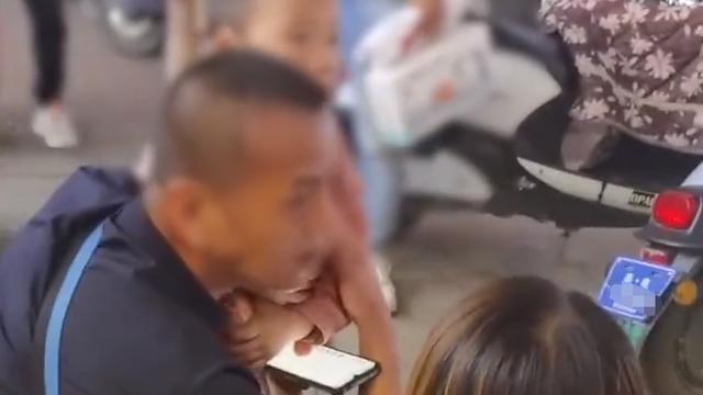 儿子走失妈妈急哭，找到后孩子却不认妈，陌生大叔报警核实