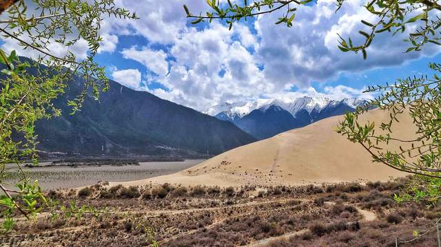 雅鲁藏布江|在雅鲁藏布江中游河岸两边，为什么会出现奇怪的“爬升沙丘”？