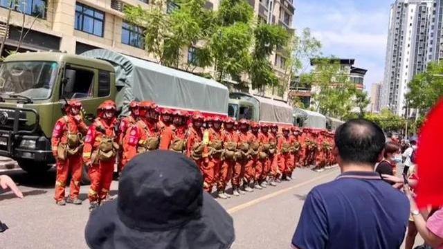 云南消防员在回家路上遇到重庆市民“打劫式”送别
