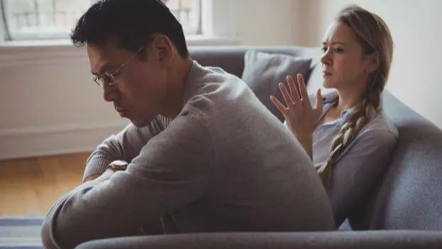 客厅|女房东洗澡故意门开一条缝，我：受不了想搬走，房东：给你免租金