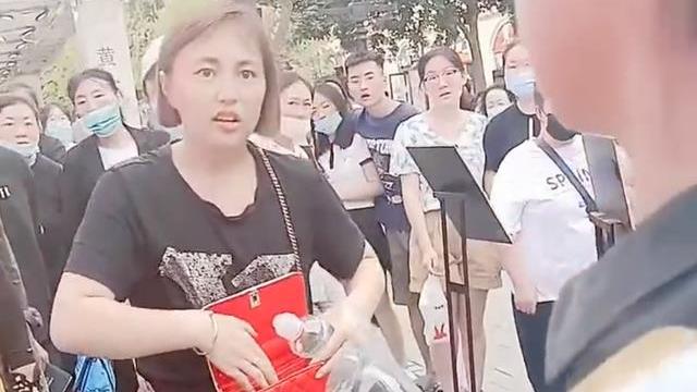 女子疑似故意将黑孩子丢在街上，被路人送还后，女子一脸不高兴