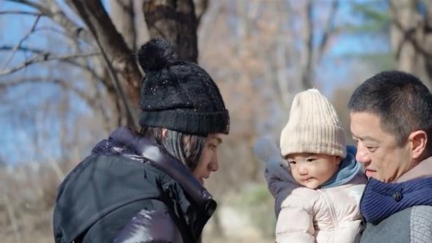 李亚鹏|李亚鹏正式公开二胎女儿正面照，像极妈妈海哈金喜的复制粘贴