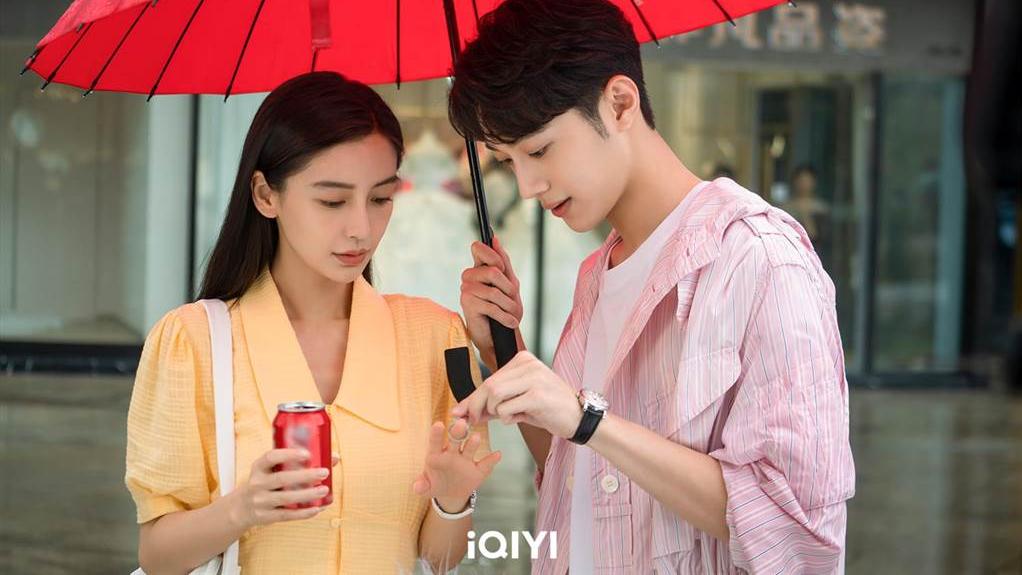 快递员|离婚半年桌底偷牵小鲜肉 Angelababy：一起携手前行