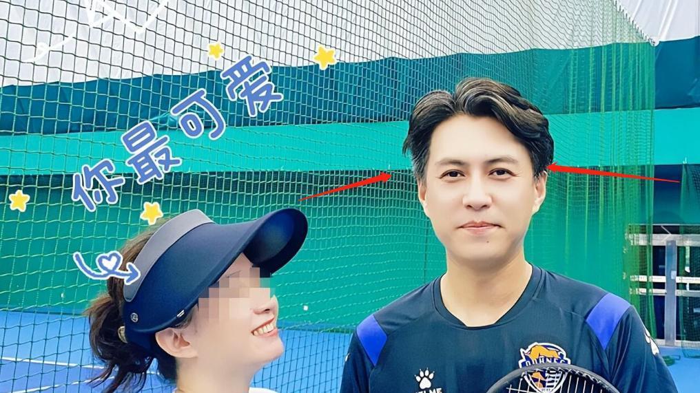 靳东|45岁靳东打网球被偶遇！两鬓有明显白发，主演《底线》获好评