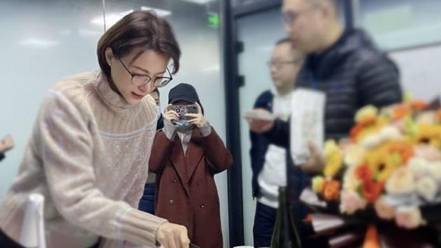 董卿 董卿私下很平凡！开会直接素颜也不化妆，戴眼镜书卷气还挺浓的！