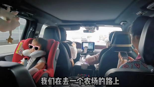 苗苗|郑恺带老婆女儿出游，苗苗妹妹担任摄影师，一家人其乐融融好幸福