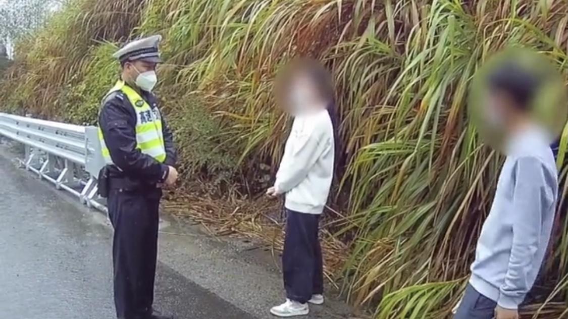 女子高速欲跳车轻生，原因竟是男友“吃独食”，网友：滑稽可笑！
